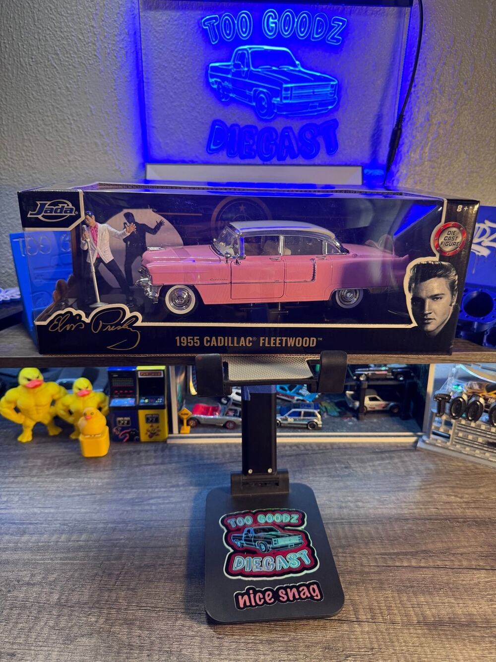 Jada 1/24 Elvis Presley 1955 Cadillac Fleetwood with figure